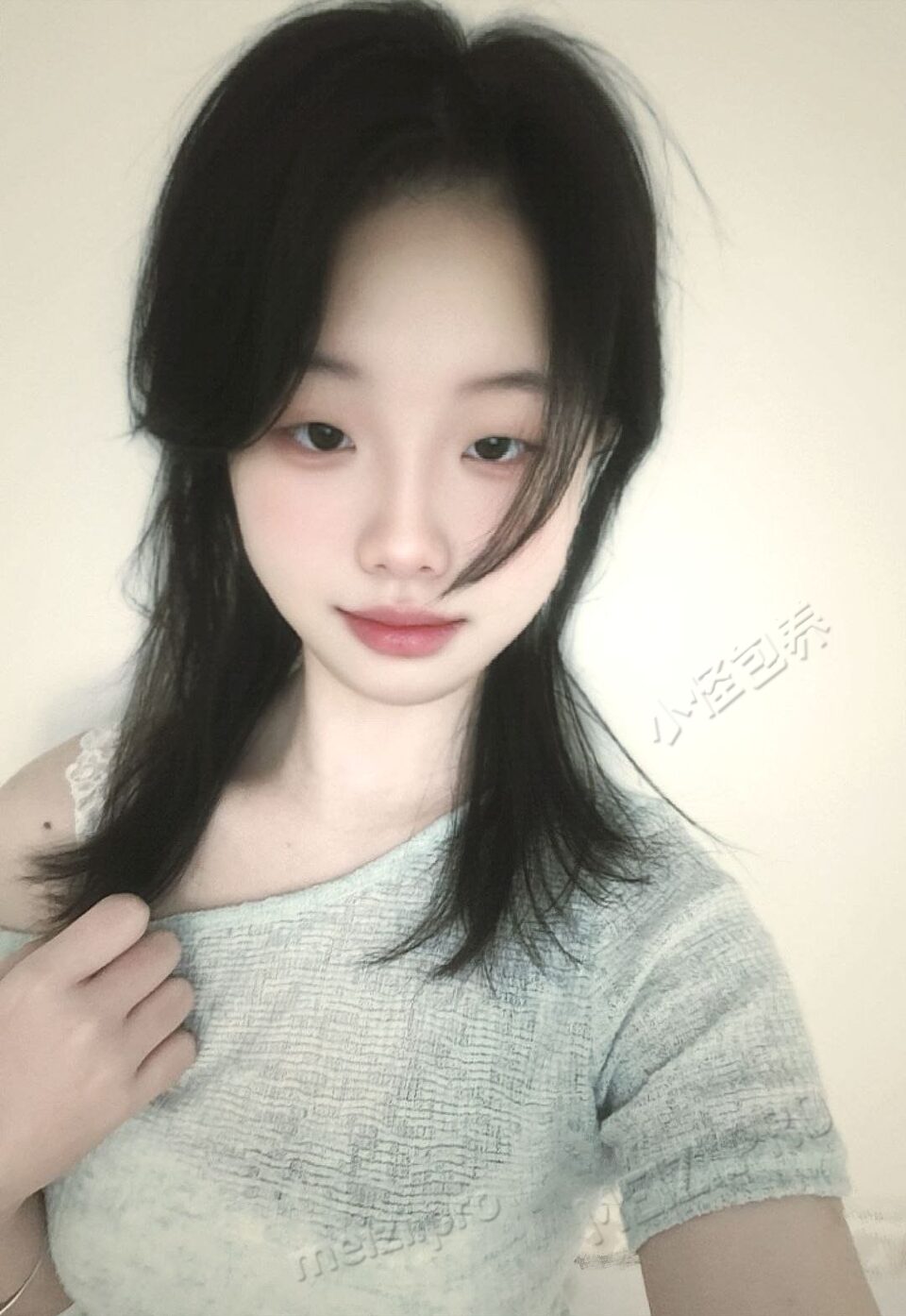 广东 东莞 17岁 159cm 81 A杯 学生 懂事 听话 抽烟纹身:无 SM:否 无套:可 口交:可 过夜:可 同居:否 可飞:可 价格:4 特点:懂事 听话