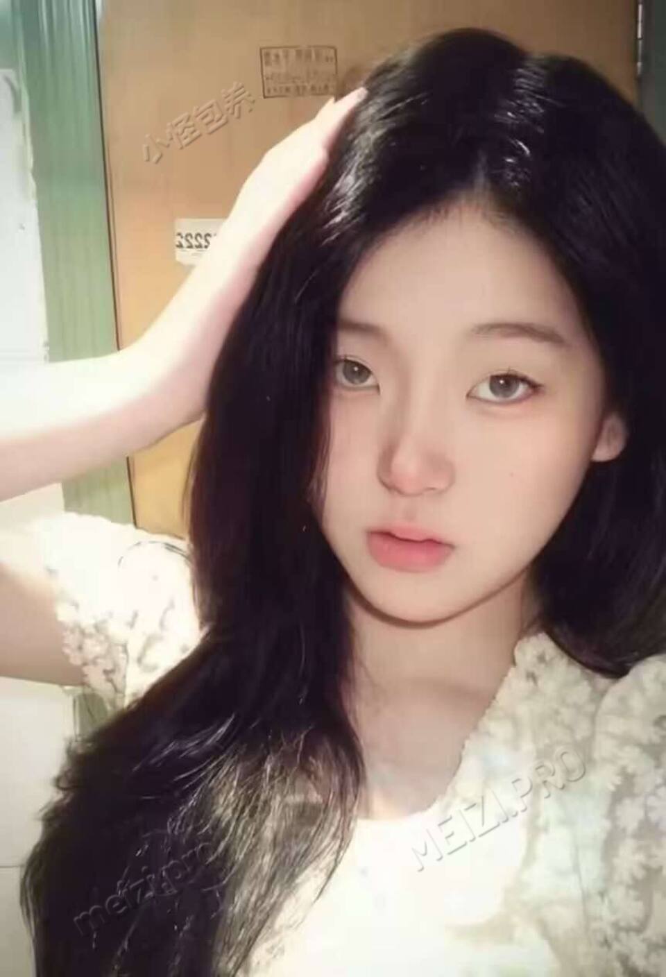 河南 漯河 19岁 164cm 100 C杯 学生 身材好 抽烟纹身:无 SM:否 无套:否 口交:否 过夜:可 可飞:可 价格:4 特点:身材好