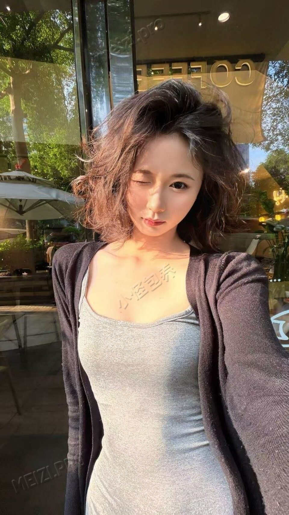 广东 深圳 21岁 166cm 100 A杯 无 腰细屁股大,第一次找老板 抽烟纹身:无 SM:是 无套:可 口交:可 过夜:可 同居:可 可飞:可 价格:15 特点:腰细屁股大,第一次找老板