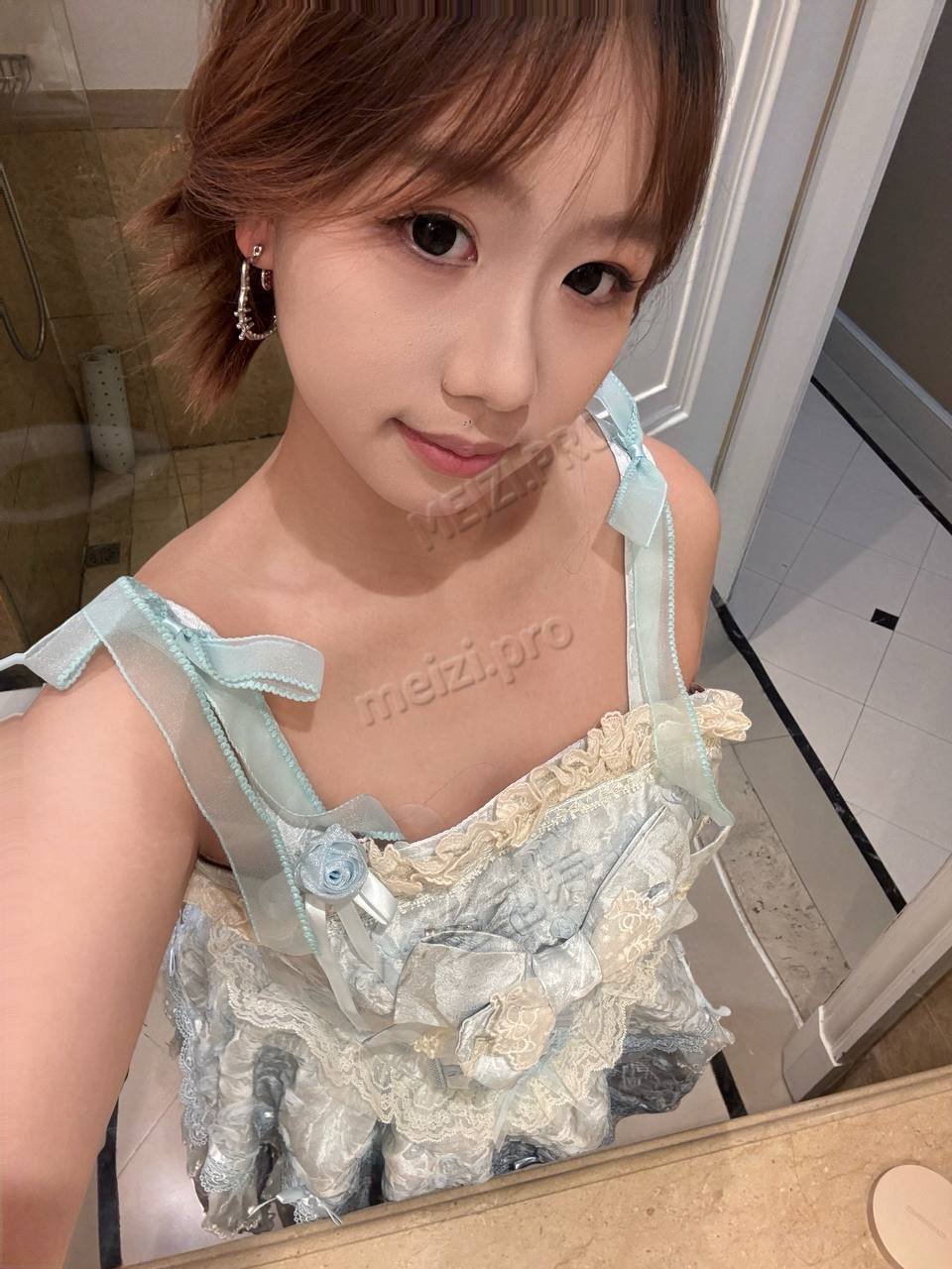 江苏 盐城 19岁 163cm 54 C杯 女生 有一种恰到好处的丰腴美，脸上的小肉感特别可爱，笑起来还有点婴儿肥、满满的少女感 抽烟纹身:无 SM:是 无套:否 口交:可 过夜:可 同居:否 可飞:可 价格:10 特点:有一种恰到好处的丰腴美，脸上的小肉感特别可爱，笑起来还有点婴儿肥、满满的少女感