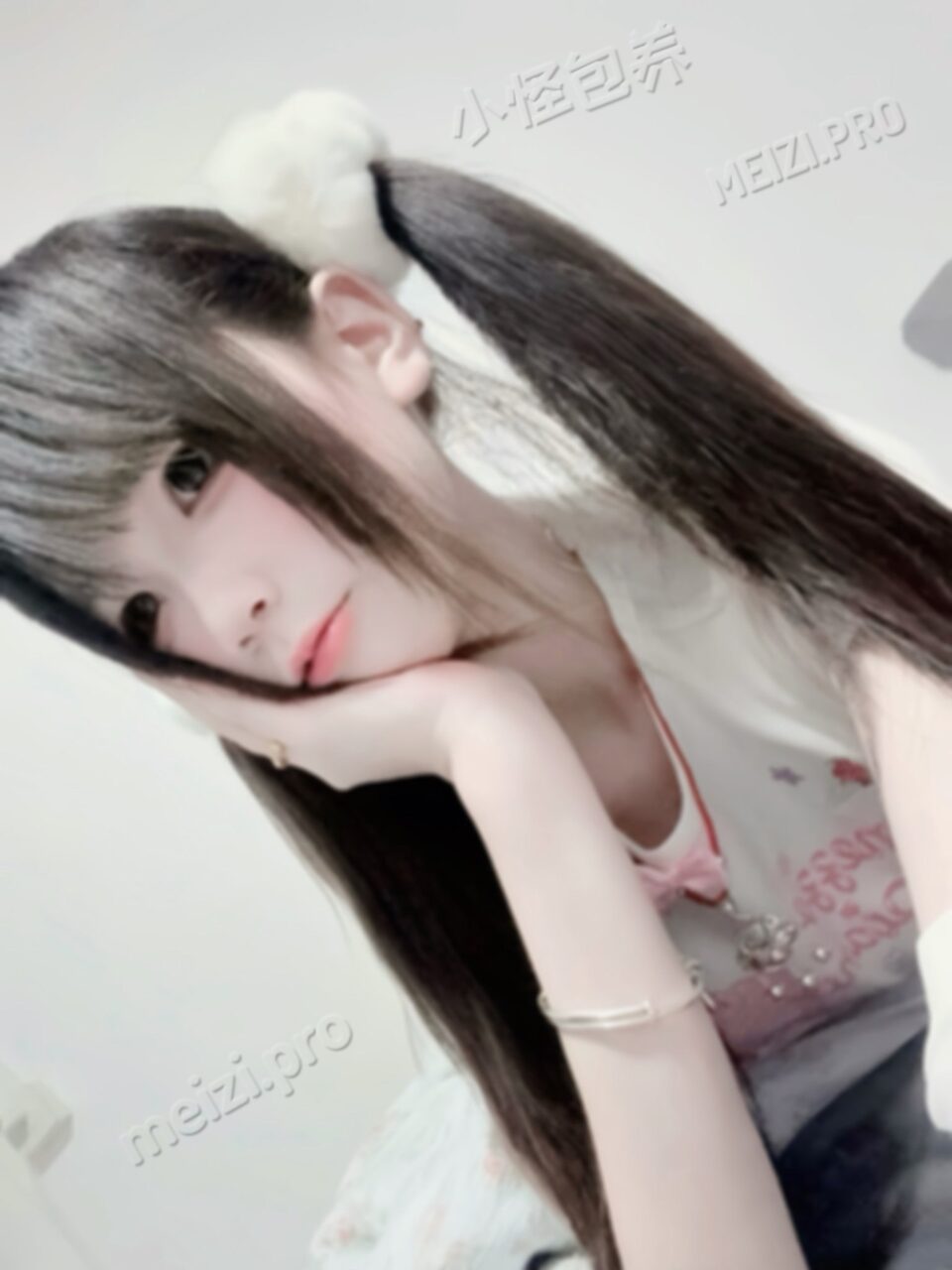 广东 深圳 19岁 158cm 90 B杯 身材娇小玲珑,自带满满的少女感,性格软萌随和又极其体贴;相处起来没有任何距离感,拉手撒娇、日常贴贴都自然无比,给你妥妥的小女友式陪伴,瞬间找回初恋般甜到心里、踏实又上头的恋爱感受 SM:否 无套:可 口交:可 过夜:可 同居:可 可飞:能 价格:5 特点:身材娇小玲珑,自带满满的少女感,性格软萌随和又极其体贴;相处起来没有任何距离感,拉手撒娇、日常贴贴都自然无比,给你妥妥的小女友式陪伴,瞬间找回初恋般甜到心里、踏实又上头的恋爱感受