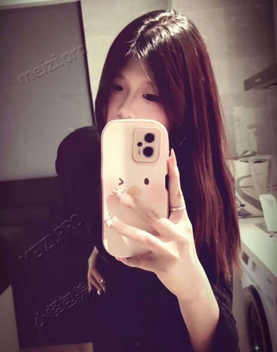 山东 烟台 19岁 181cm 132 C杯 工作 性格好，身材好，腿长特别棒的大长腿，比较上头，性欲强，骚，胸大，前凸后翘，丰臀翘臀，b紧水多，会吸会夹，服从性高，可以QQ内衣，本人比照片好看不是很上镜，求哥哥带走 抽烟纹身:不抽烟有纹身 SM:是 无套:可 口交:可 过夜:可 同居:可 可飞:限本地 价格:4 特点:性格好，身材好，腿长特别棒的大长腿，比较上头，性欲强，骚，胸大，前凸后翘，丰臀翘臀，b紧水多，会吸会夹，服从性高，可以QQ内衣，本人比照片好看不是很上镜，求哥哥带走
