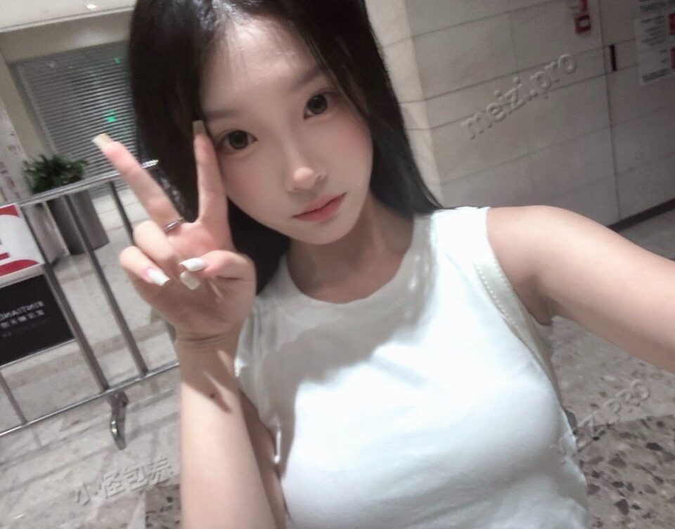 湖北 武汉 19岁 155cm 82 A杯 女生 清纯妹妹第一次接触 乖巧听话 温柔体贴 不事逼很好相处,很嫩很紧很滑 不是很过分要求都会满足 会提供情绪价值 抽烟纹身:有抽烟或纹身 SM:是 无套:可 口交:可 过夜:可 同居:否 可飞:否 价格:6-20 特点:清纯妹妹第一次接触 乖巧听话 温柔体贴 不事逼很好相处,很嫩很紧很滑 不是很过分要求都会满足 会提供情绪价值
