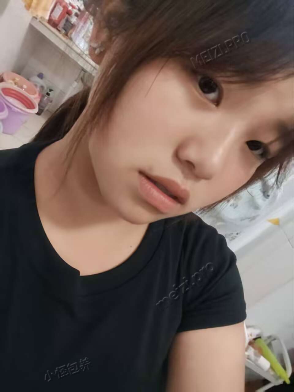 湖南 益阳 18岁 159cm 136 C杯 学生 粘人断的快 抽烟纹身:无 SM:否 无套:可 口交:可 过夜:可 同居:可 可飞:近的可 价格:2 特点:粘人断的快