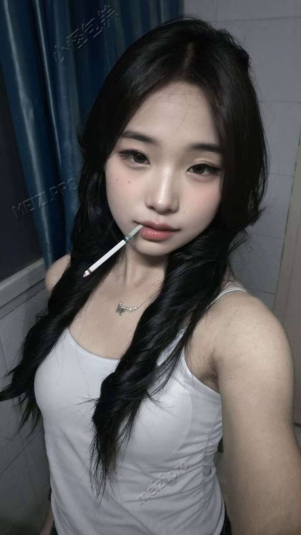 陕西 宝鸡 18岁 164cm 95 B杯 学生 乖 听话 抽烟纹身:抽烟无纹身 SM:是 无套:可 口交:可 过夜:可 同居:否 可飞:最好在宝鸡，老板过来找我也OK 价格:3 特点:乖 听话