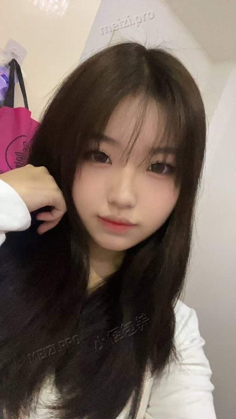 江苏 盐城 18岁 155cm 95 B杯 学生 舌钉 口活好 嫩 抽烟纹身:无 SM:否 无套:可 口交:可 过夜:可 可飞:可 价格:5-8 特点:舌钉 口活好 嫩