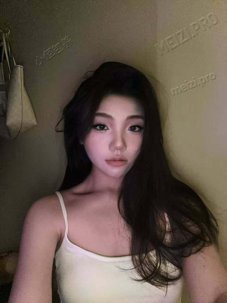 河南 郑州 24岁 171cm 114 B杯 无业 高个子腿长御姐 抽烟纹身:无 SM:否 无套:可 口交:可 过夜:可 同居:可 可飞:可 价格:6 特点:高个子腿长御姐