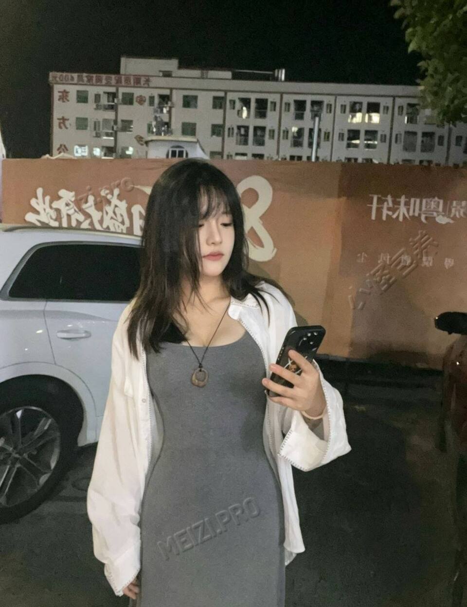 广东 东莞 18岁 167cm 120 C杯 学生 性格好 抽烟纹身:有纹身 SM:否 无套:可 口交:可 过夜:可 同居:可 可飞:可 价格:7 特点:性格好