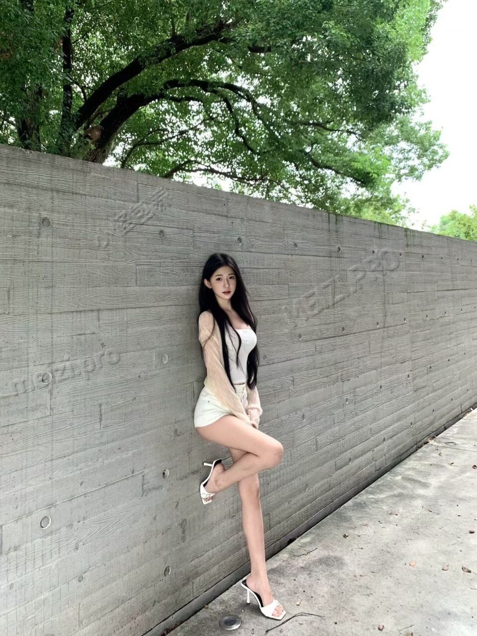 湖南 长沙 22岁 165cm 94 B杯 待业 身材好 可甜可御 SM:是 无套:可 口交:可 过夜:可 同居:否 可飞:可 外地 价格:10 特点:身材好 可甜可御