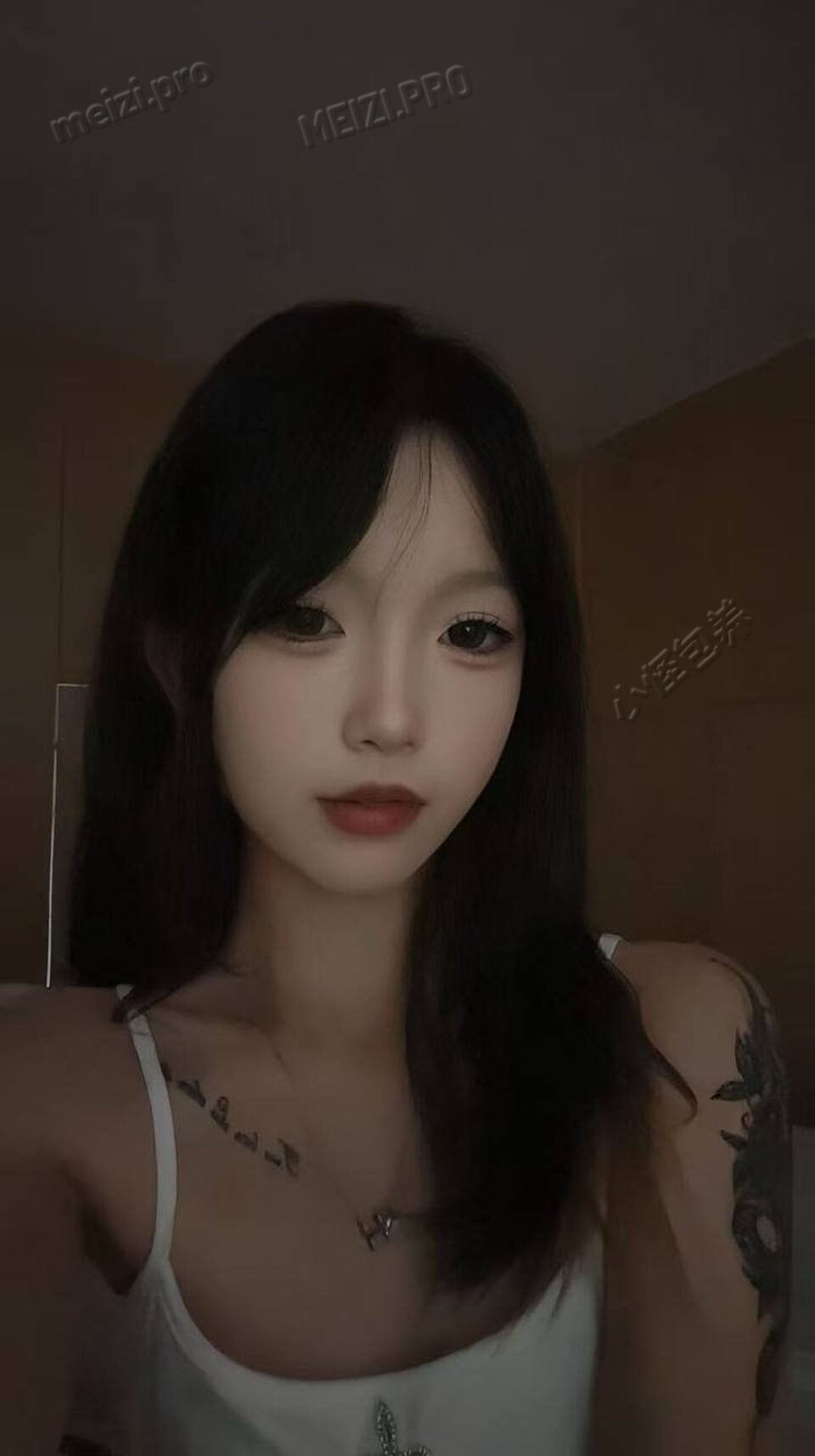 广东 深圳 18岁 160cm 80 B杯 无业 乖听话 抽烟纹身:抽烟有纹身 SM:否 无套:可 口交:可 过夜:可 同居:可 可飞:可 价格:6 特点:乖听话