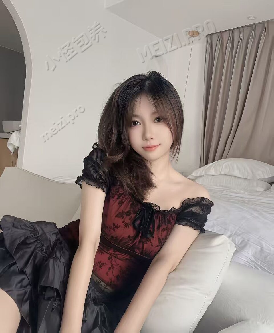 广东 广州 21岁 165cm 103 D杯 护士 上胸围87cm,下胸围68cm,腰围68cm,臀围91cm,D杯,自带比较上镜的曲线感。长相耐看,甜妹风,风格也比较多变,可甜可御。性格活泼又细腻,属于超级E人的社牛类型,懂得照顾氛围,熟悉之后会更有趣、更有反差感 抽烟纹身:无 SM:否 无套:否 口交:可 过夜:可 同居:可 可飞:可 价格:8 特点:上胸围87cm,下胸围68cm,腰围68cm,臀围91cm,D杯,自带比较上镜的曲线感。长相耐看,甜妹风,风格也比较多变,可甜可御。性格活泼又细腻,属于超级E人的社牛类型,懂得照顾氛围,熟悉之后会更有趣、更有反差感
