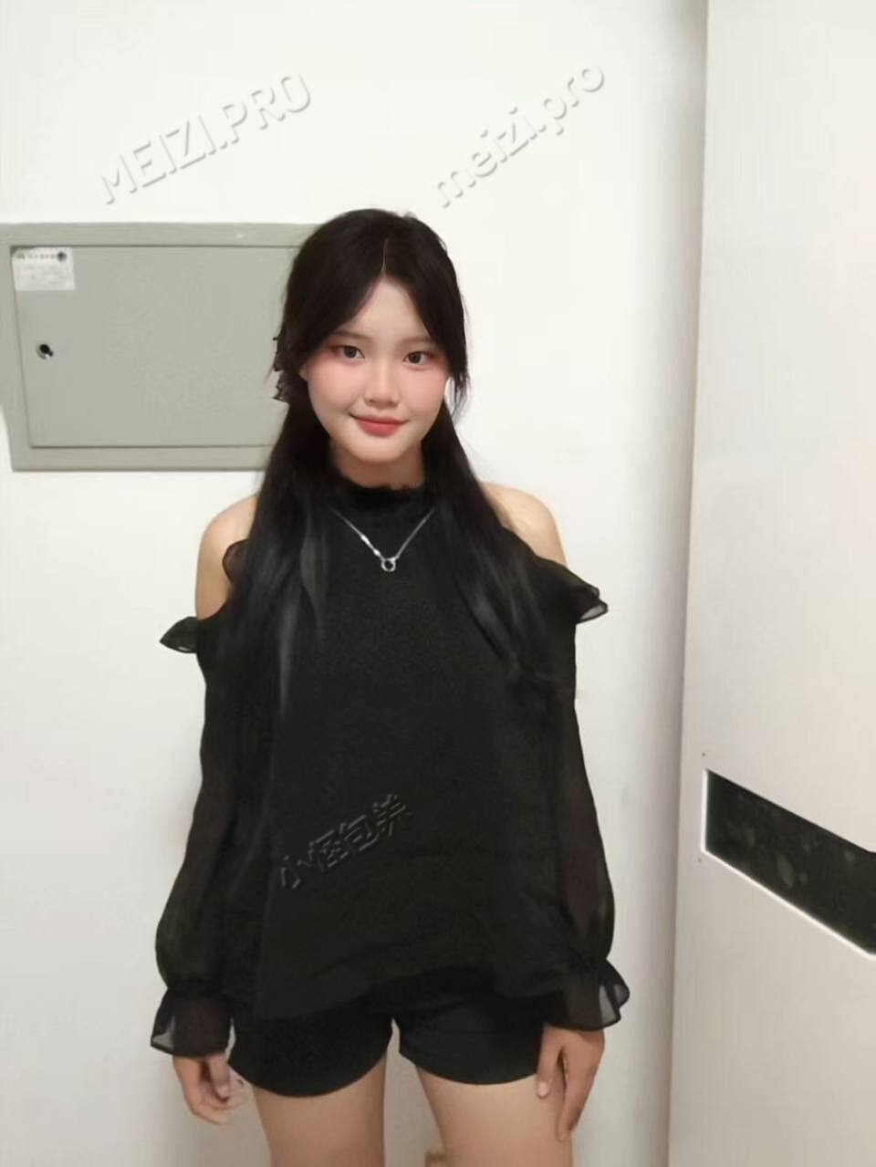 新疆 乌鲁木齐 19岁 173cm 63 B杯 学生 身高173身材还挺好 抽烟纹身:抽烟有纹身 SM:否 无套:可 口交:否 过夜:看情况 同居:看情况 可飞:放假才行 价格:6 特点:身高173身材还挺好