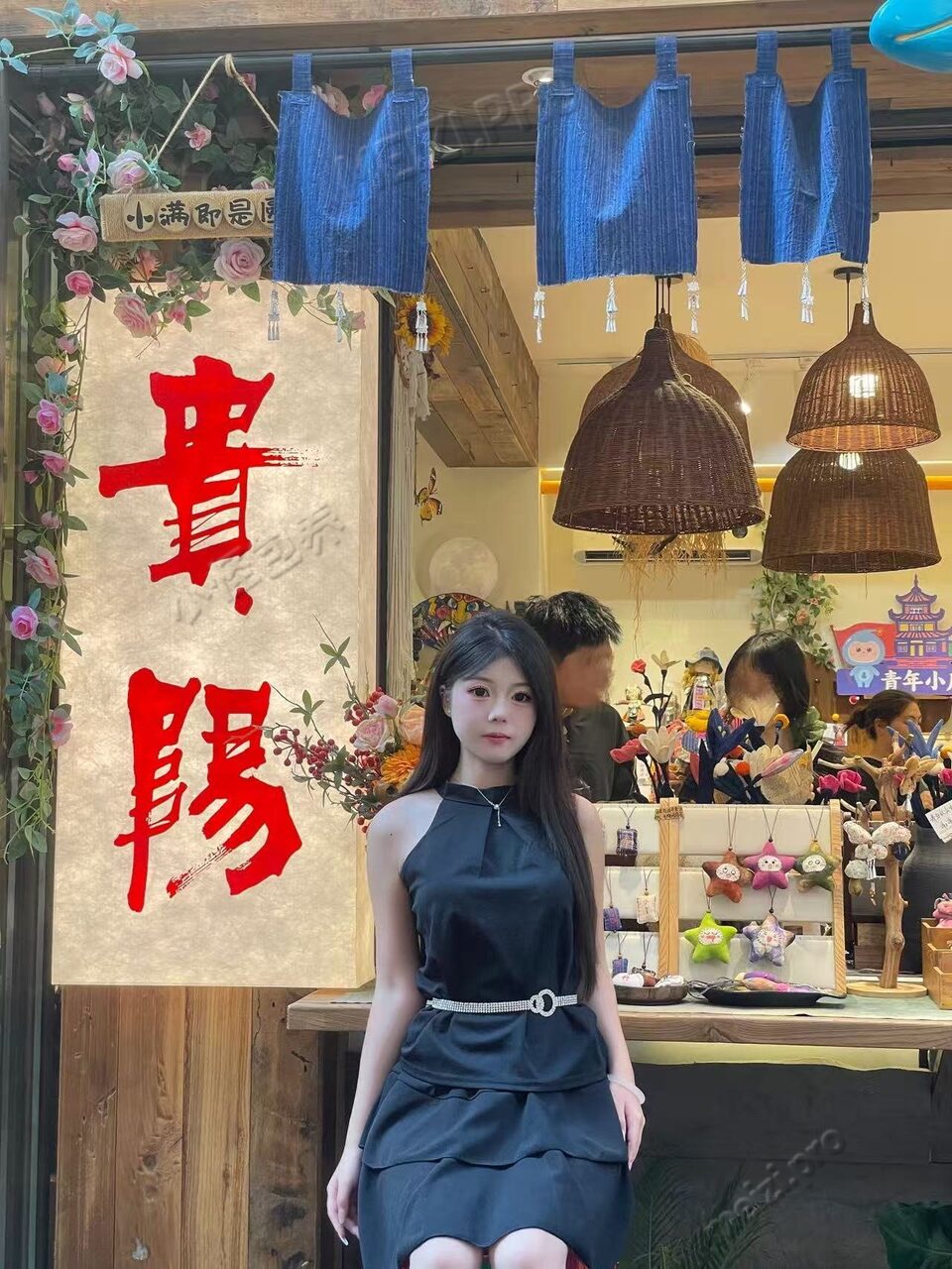 四川 成都 19岁 163cm 90 A杯 美容师 乖巧懂事 抽烟纹身:无 SM:是 无套:否 口交:可 过夜:可 同居:否 可飞:否 价格:6 特点:乖巧懂事