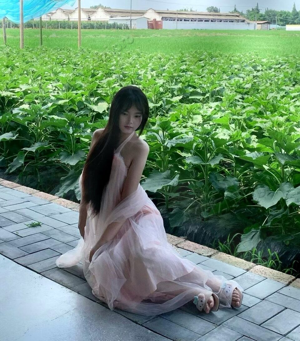 四川 成都 20岁 160cm 100 B杯 化妆师 为人低调诚实 SM:否 无套:否 口交:可 过夜:可 同居:协商 可飞:可 外地 价格:10 特点:为人低调诚实