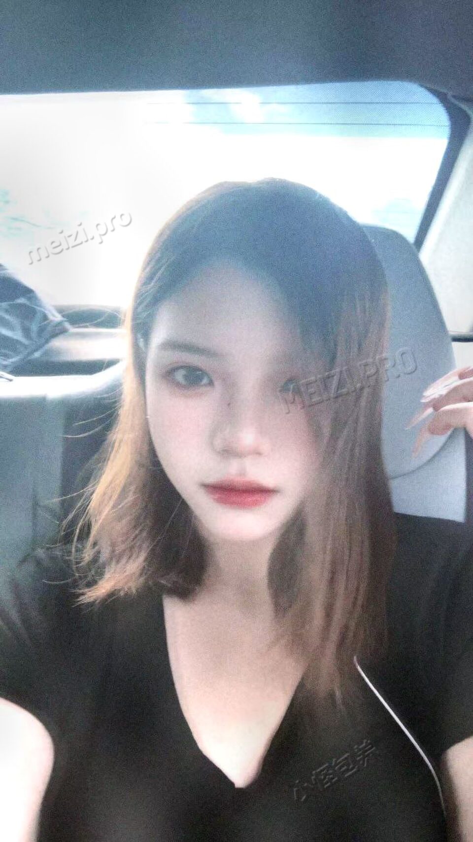 云南 昆明 25岁 170cm 116 B杯 幼师 性格活泼 抽烟纹身:无 SM:否 无套:可 口交:否 过夜:可 同居:否 可飞:可 价格:10 特点:性格活泼