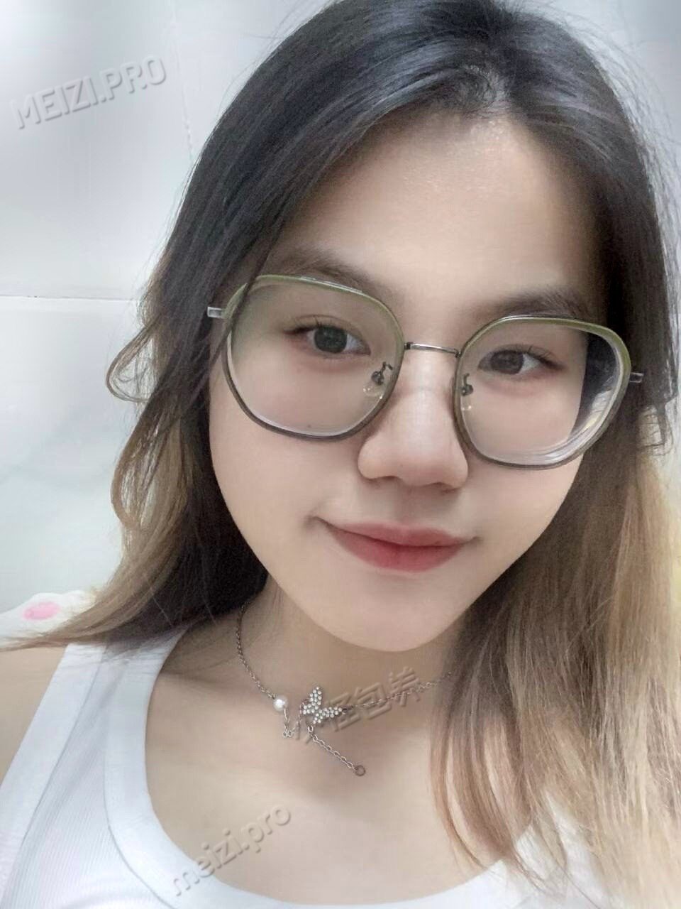 广东 东莞 24岁 165cm 100 B杯 业务跟单 无 抽烟纹身:无 SM:否 无套:可 口交:可 过夜:可 同居:可 可飞:可 港澳 价格:7 特点:无
