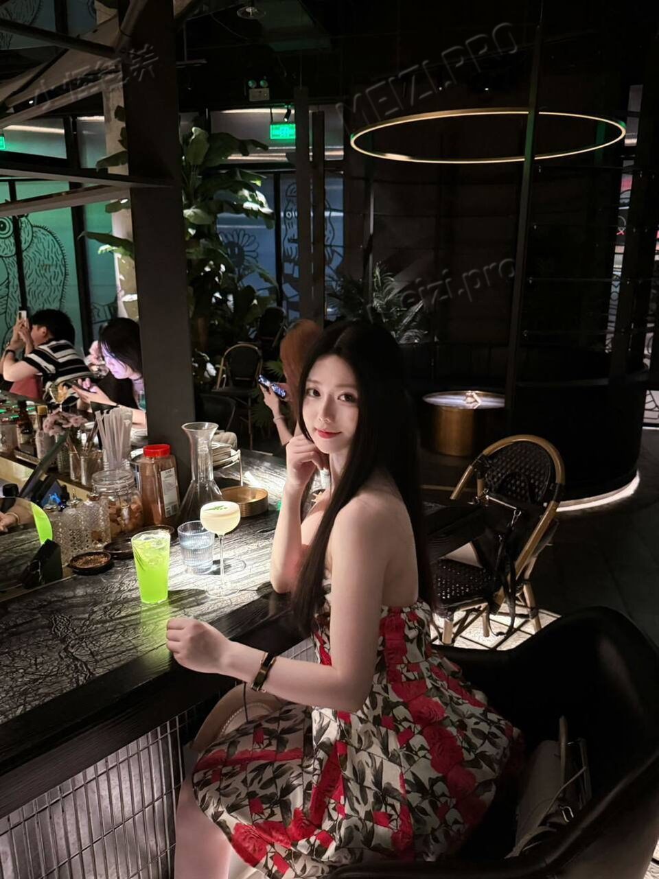 浙江 杭州 25岁 170cm 49 C杯 工作 民族舞，冷白皮，乖巧 SM:是 无套:可 口交:可 过夜:可 同居:否 可飞:可 价格:50 特点:民族舞，冷白皮，乖巧