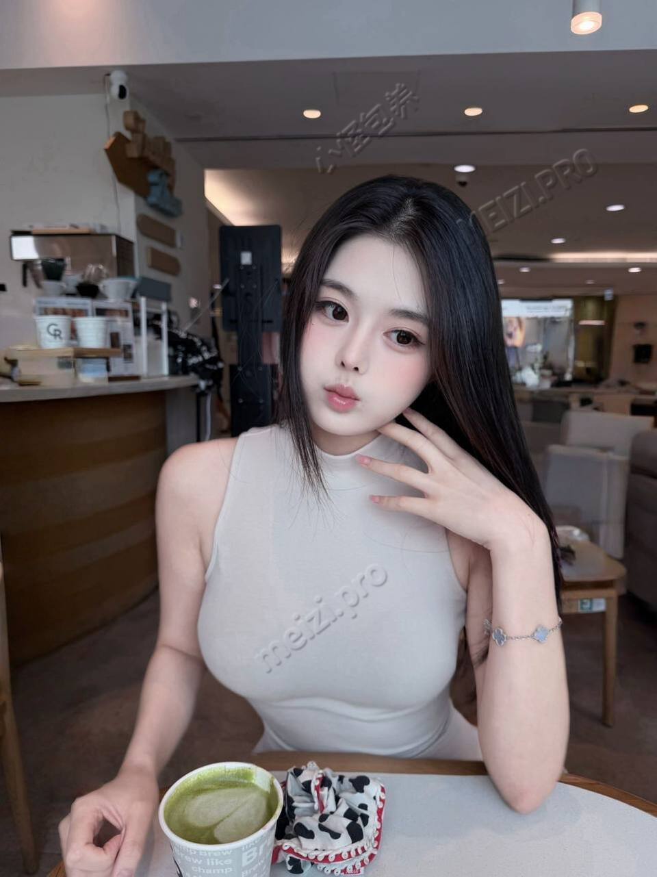 广东 深圳 21岁 167cm 95 D杯 学生 05 166 97 天然D 纯欲甜妹 抽烟纹身:无 SM:是 无套:可 口交:可 过夜:可 同居:可 可飞:可 价格:30 特点:05 166 97 天然D 纯欲甜妹