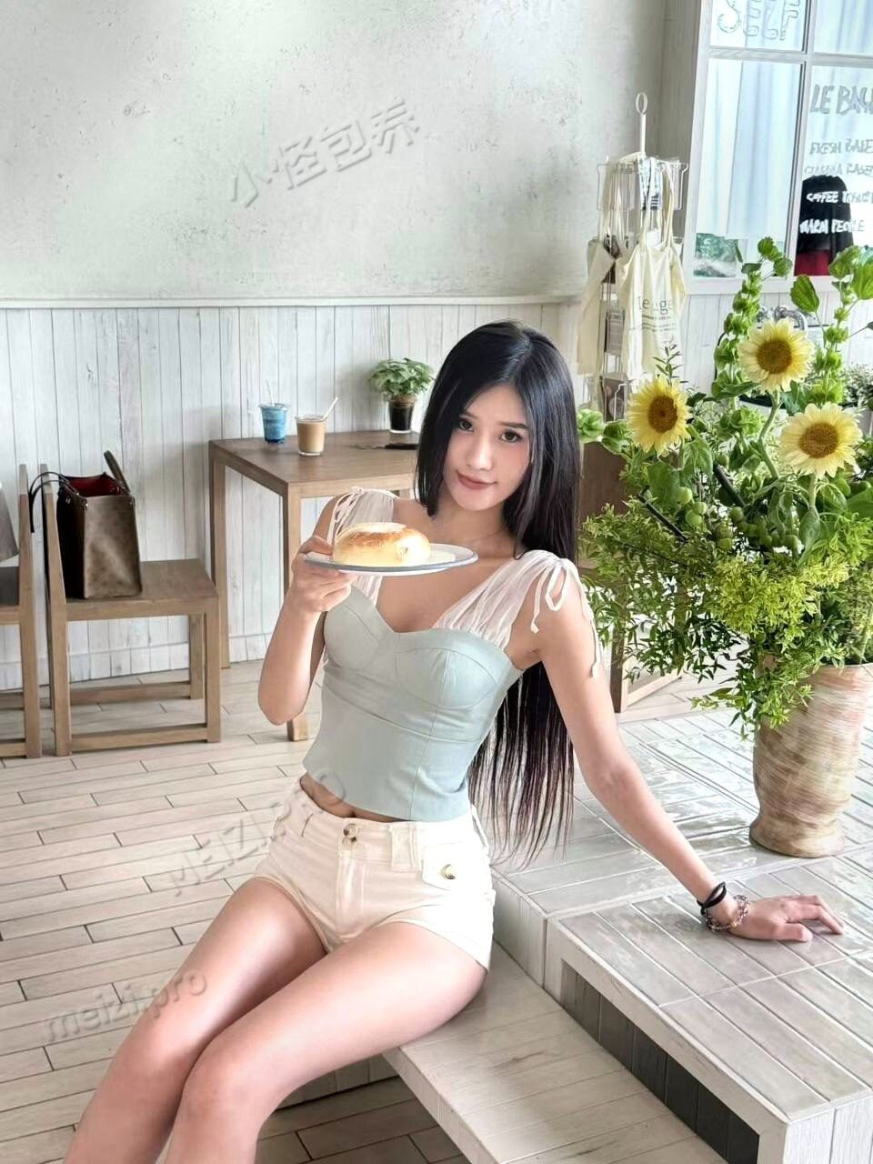 江苏 常州 23岁 170cm 100 C杯 模特 大长腿 好看 抽烟纹身:无 SM:是 无套:可 口交:可 过夜:可 同居:可 可飞:可 价格:15 特点:大长腿 好看
