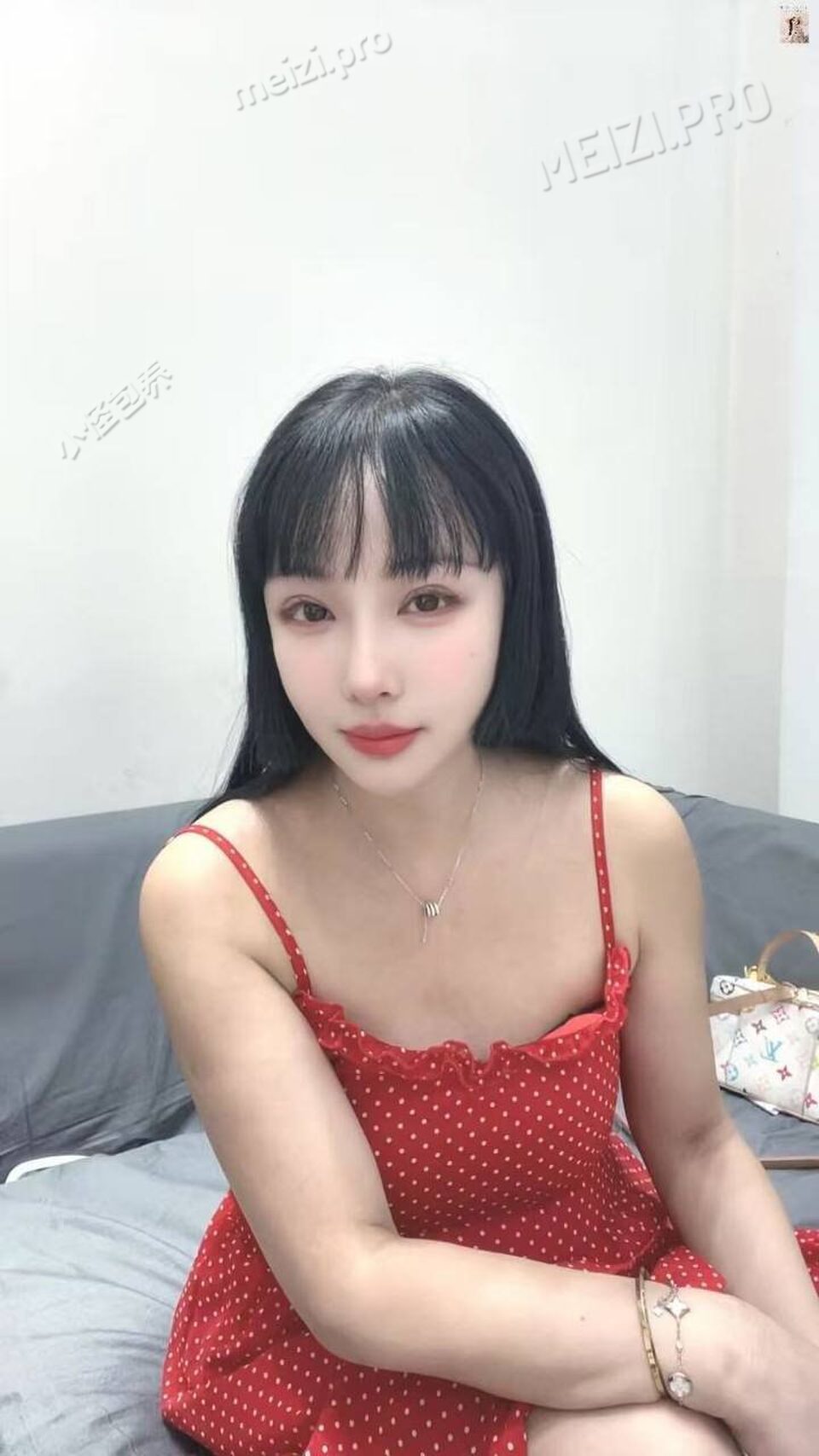 江西 上饶 30岁 158cm 100 C杯 上班 不粘人 SM:是 无套:可 口交:可 过夜:可 可飞:可 价格:5 特点:不粘人