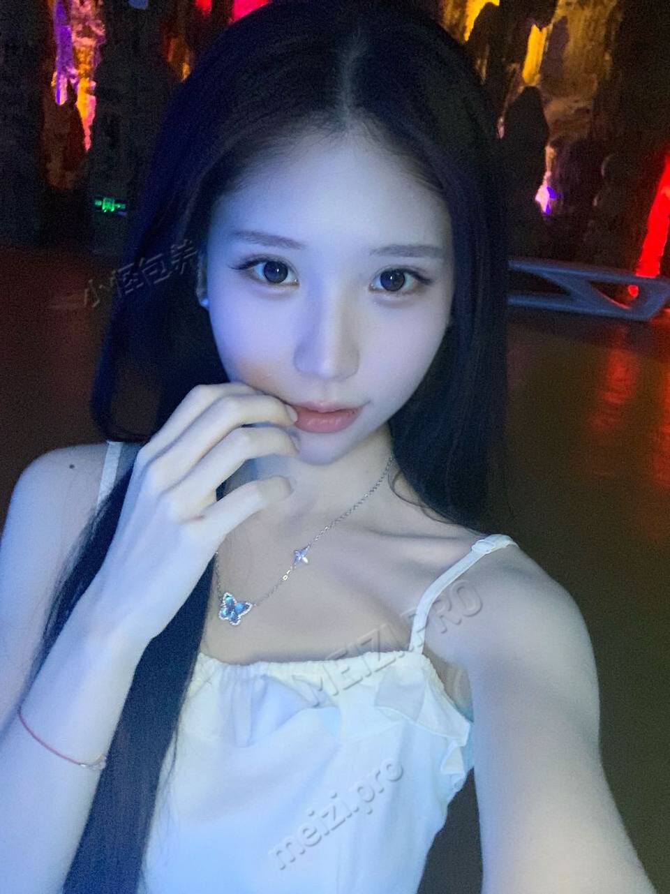 山东 湖南 21岁 165cm 45 B杯 学生 性格好 不照骗 爱好摄影,可以给你拍好看的照片 SM:否 无套:否 过夜:可 同居:可 可飞:可 新马泰 价格:18 特点:性格好 不照骗 爱好摄影,可以给你拍好看的照片