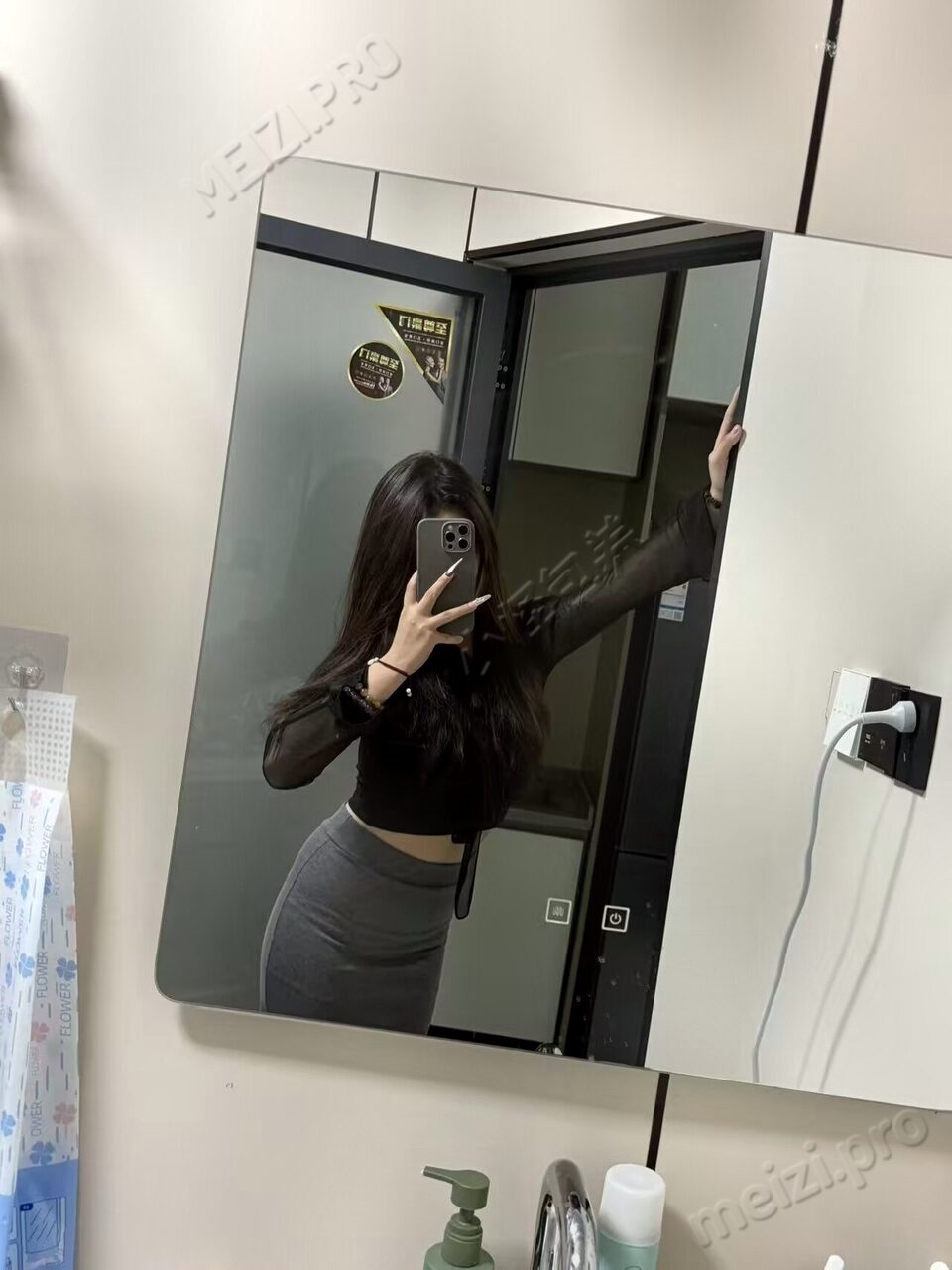 浙江 台州 18岁 163cm 107 C杯 dj 年纪小但懂事，唱歌跳舞，性格好 抽烟纹身:有纹身 SM:是 无套:可 口交:可 过夜:可 同居:可 可飞:可 价格:8 特点:年纪小但懂事，唱歌跳舞，性格好