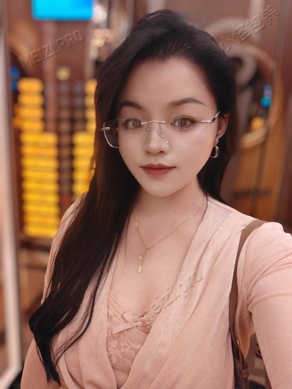 浙江 杭州 25岁 160cm 55 E杯 本科 有女人味身材好 SM:否 无套:否 过夜:可 同居:可 可飞:可 新马泰 价格:10 特点:有女人味身材好