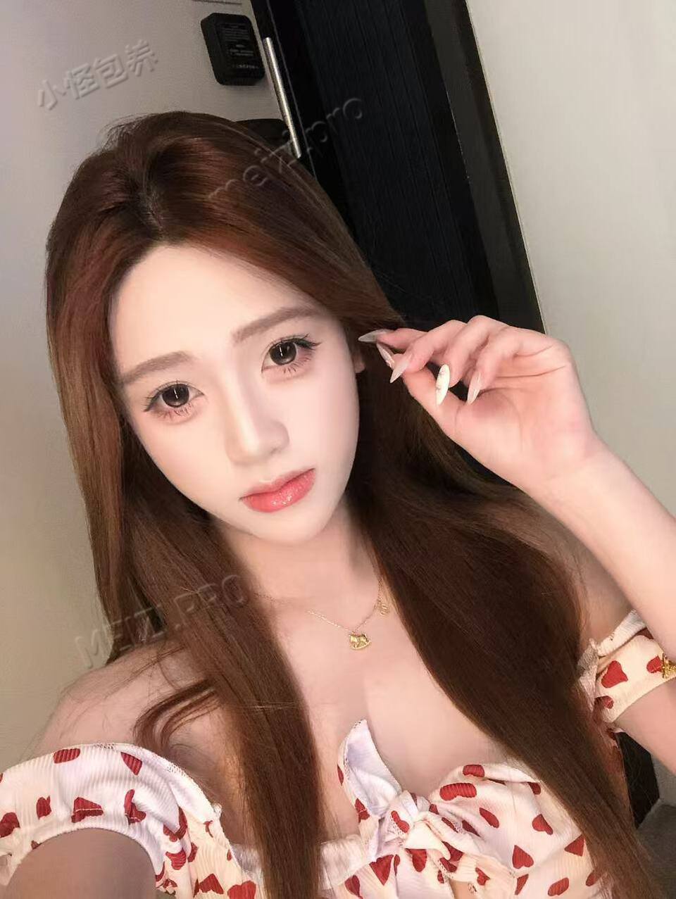 江西 南昌 20岁 161cm 85 C杯 工作 脾气好比较温柔会聊天活泼个人认为情商比较高 抽烟纹身:无 SM:否 无套:否 口交:可 过夜:可 同居:否 可飞:可 广州佛山其他不行 价格:8 特点:脾气好比较温柔会聊天活泼个人认为情商比较高