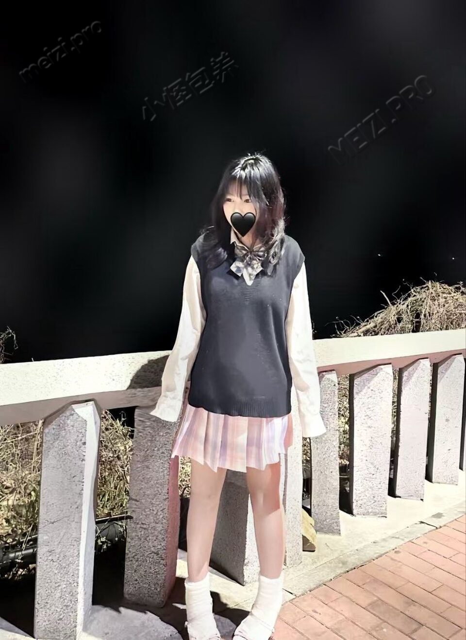 江苏 连云港 18岁 158cm 125 C杯 学生 胸大屁股大微胖 抽烟纹身:无纹身 SM:否 无套:否 口交:可 过夜:可 同居:可 可飞:省内可 价格:10 特点:胸大屁股大微胖