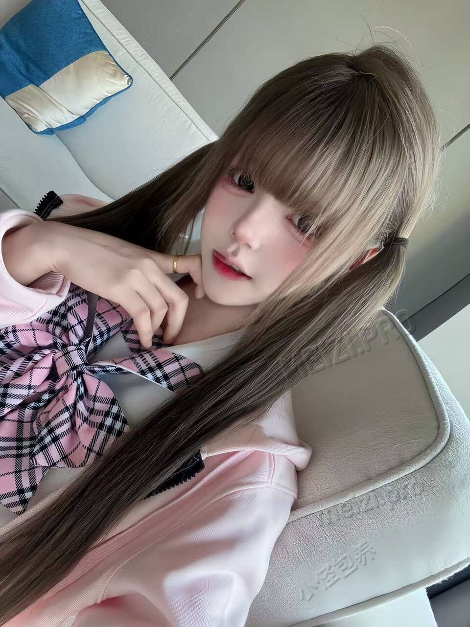 广东 广州 19岁 158cm 40 A杯 待业 三点粉，紧致水多，娇小可爱，反差类型，听话配合，懂得分寸，能用甜美声音聊天给予情绪价值，待开发更多的新玩法 抽烟纹身:不抽烟有纹身 SM:是 无套:可 口交:可 过夜:可 同居:可 可飞:可 价格:8 特点:三点粉，紧致水多，娇小可爱，反差类型，听话配合，懂得分寸，能用甜美声音聊天给予情绪价值，待开发更多的新玩法