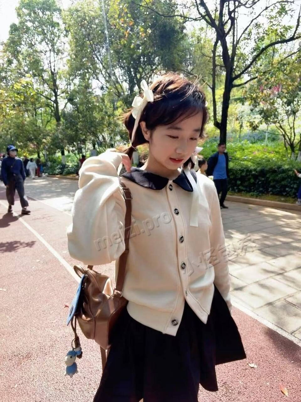 云南 昆明 19岁 158cm 88 B杯 学生 可爱,性格好,反差 抽烟纹身:无 SM:否 无套:可 口交:可 过夜:可 可飞:可 价格:15 特点:可爱,性格好,反差