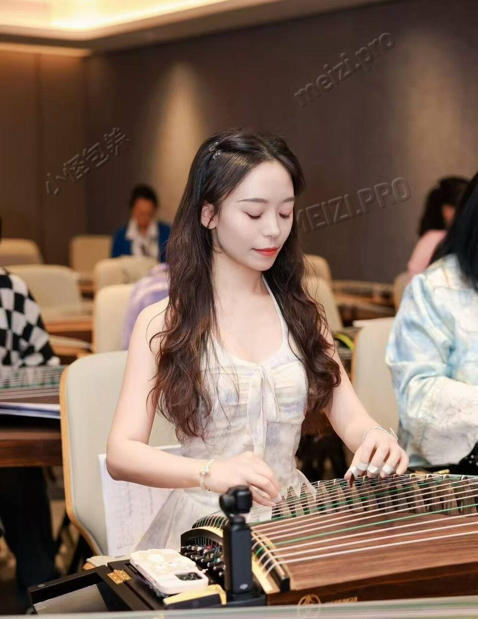 河南 郑州 25岁 160cm 90 A杯 古筝老师 腰臀比好,细腰肥臀,声音好听,会弹古筝和钢琴,有涵养,综合素质高。情商高 冷白皮 皮肤极好 水嫩 SM:是 无套:可 口交:可 过夜:可 同居:可 可飞:可周边附近,寒暑假可飞 价格:10 特点:腰臀比好,细腰肥臀,声音好听,会弹古筝和钢琴,有涵养,综合素质高。情商高 冷白皮 皮肤极好 水嫩