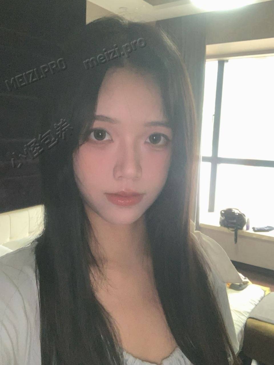 广东 珠海 22岁 171cm 108 B杯 待业 性格好,身材好,情绪稳定 抽烟纹身:无纹身 SM:否 无套:否 口交:可 过夜:可 同居:可 可飞:可 价格:24 特点:性格好,身材好,情绪稳定