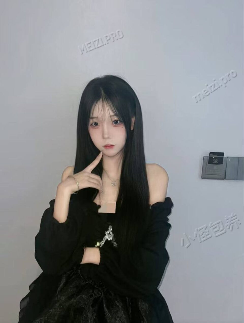 湖北 武汉 19岁 168cm 89 B杯 学生 腿长,清纯,可爱 抽烟纹身:无纹身 SM:否 无套:可 口交:可 过夜:可 同居:可 可飞:可 价格:20 特点:腿长,清纯,可爱