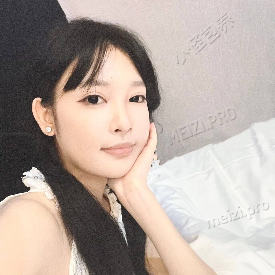 广东 深圳 23岁 165cm 92 D杯 真胸无整 反差高 抽烟纹身:无 SM:轻微 无套:否 口交:可 过夜:可 可飞:可 价格:15 特点:真胸无整 反差高