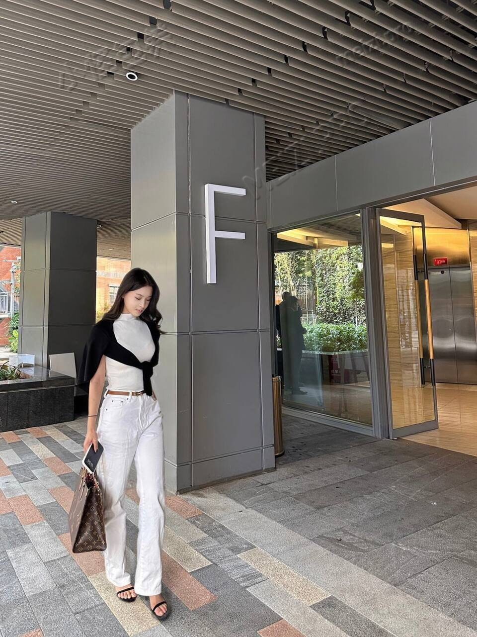 云南 昆明 23岁 165cm 90 C杯 学生 肤白貌美 温柔体贴善解人意 会打高尔夫 抽烟纹身:无纹身 SM:轻微 无套:否 口交:可 过夜:可 同居:可 可飞:可,安全国家 价格:20 特点:肤白貌美 温柔体贴善解人意 会打高尔夫