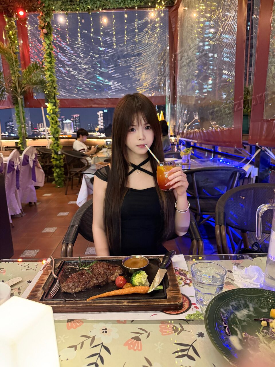 广东 广州 18岁 164cm 97 C杯 听话 抽烟纹身:无纹身 SM:是 无套:否 口交:可 过夜:可 同居:可 可飞:可 价格:8 特点:听话
