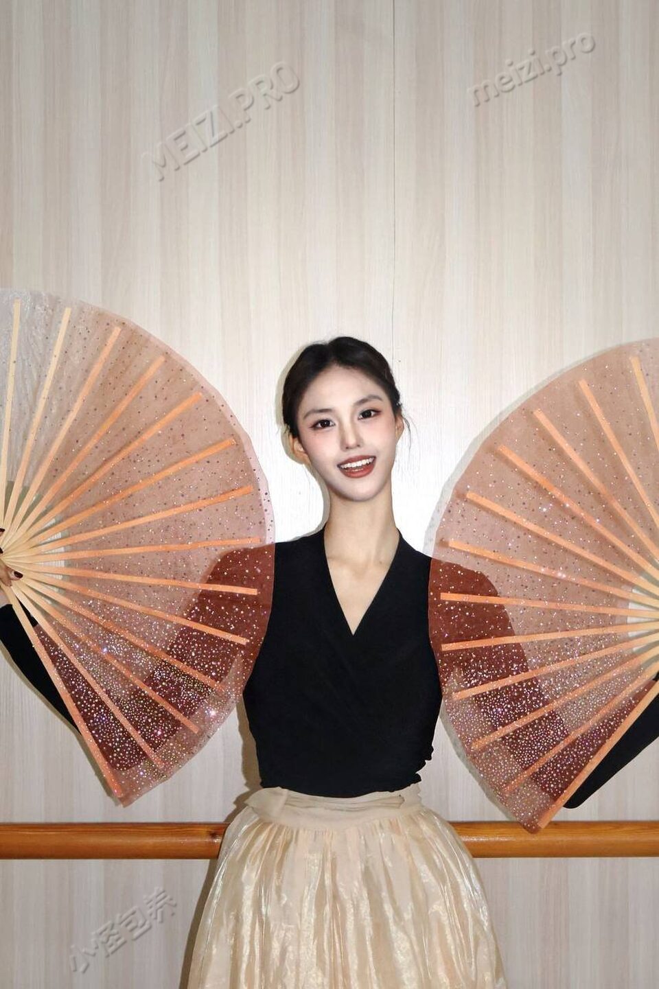 广东 深圳 23岁 175cm 49 B杯 学生 舞蹈生 气质好 抽烟纹身:无 SM:是 无套:否 口交:可 过夜:可 可飞:可 价格:20 特点:舞蹈生 气质好