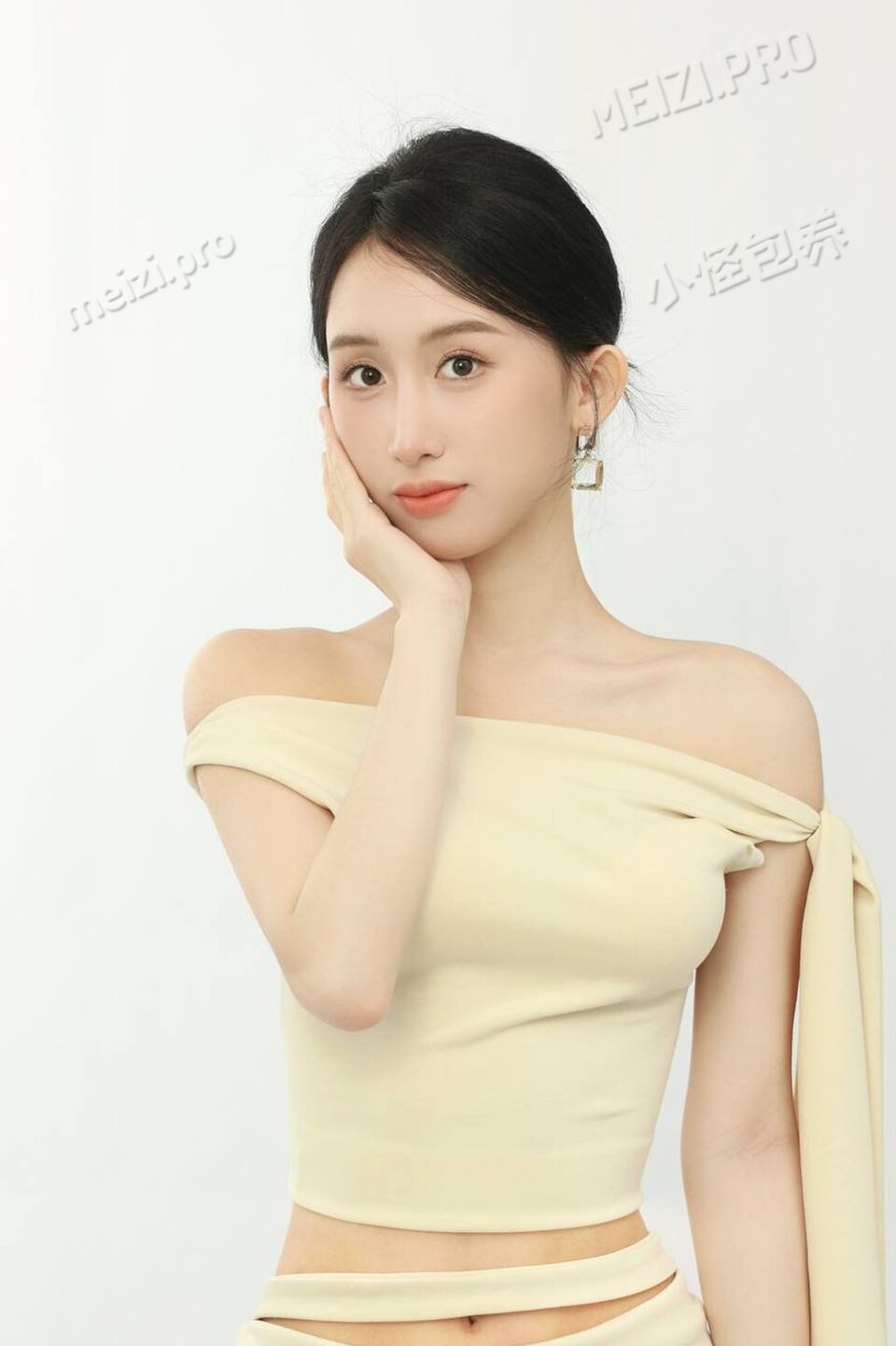 广东 深圳 24岁 166cm 92 C杯 身材苗条 性格好 抽烟纹身:无 SM:轻微 无套:否 口交:可 过夜:可 可飞:可 价格:18 特点:身材苗条 性格好